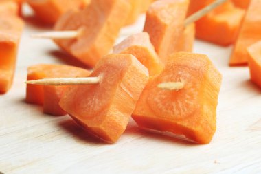 Havuç kalp şeklinde kesilmiş.