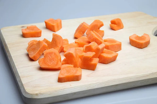 Вырезать морковь в форме сердец . — стоковое фото