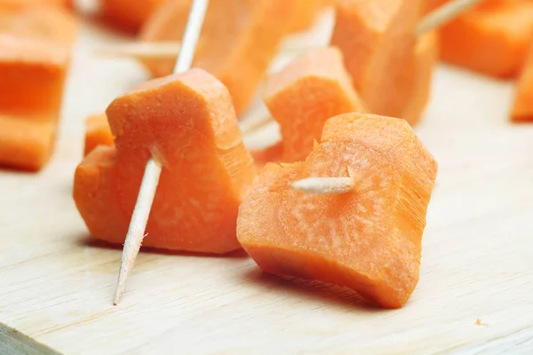 Вырезать морковь в форме сердец . — стоковое фото