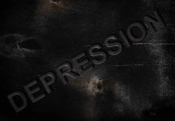 黑色木制背景上的焦炭碑文抑郁症 情感倦怠的概念 — 图库照片