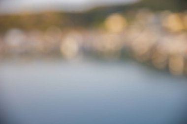 Limandaki iskeledeki kayıklar bulanık ve bokeh 'in etkisi altında.