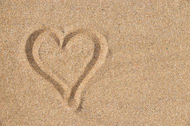 Kumsaldaki kumsalda kalp işareti