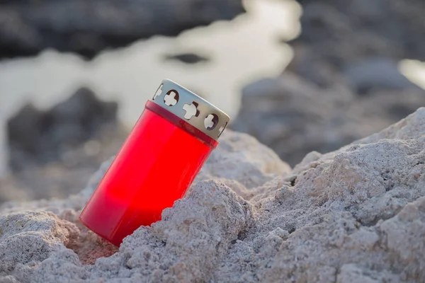 Vela Castiçal Vermelho Uma Pedra Uma Rocha Perto Mar Para — Fotografia de Stock