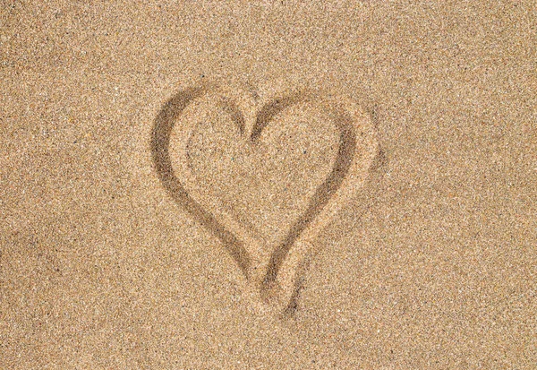Σημάδι Καρδιάς Στην Άμμο Στην Παραλία — Φωτογραφία Αρχείου
