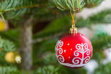 Yeni yıla hazırlanmak, Noel ağacını oyuncaklar ve toplarla süslemek.