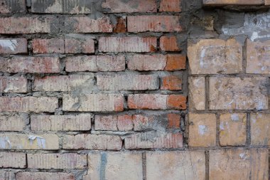 Farklı tuğlalardan yapılmış eski bir duvar.