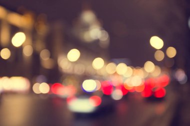 Gece şehir ışıkları bulanık ve bokeh efektli başkentin iş merkezi, araba trafiği