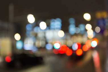 Gece şehir ışıkları bulanık ve bokeh efektli başkentin iş merkezi, araba trafiği
