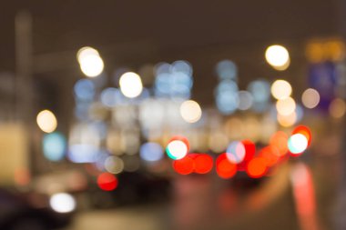 Gece şehir ışıkları bulanık ve bokeh efektli başkentin iş merkezi, araba trafiği