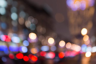 Gece şehir ışıkları bulanık ve bokeh efektli başkentin iş merkezi, araba trafiği