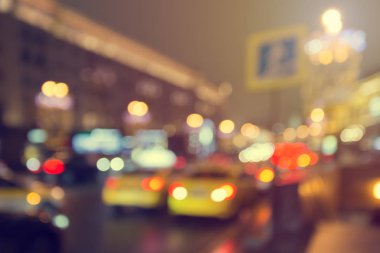 Gece şehir ışıkları bulanık ve bokeh efektli başkentin iş merkezi, araba trafiği