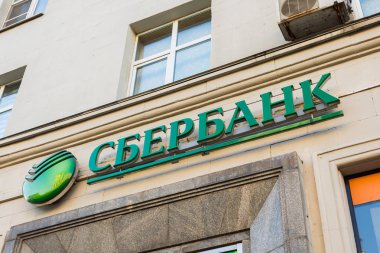 Moskova, Rusya - 22 Kasım 2019: Moskova 'daki binanın ön cephesinde Sberbank logosu