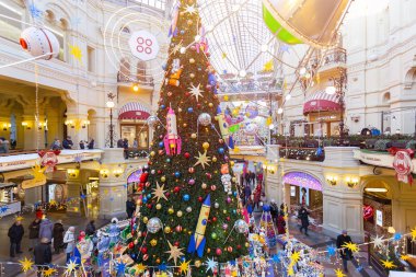 Moskova, Rusya - 22 Kasım 2019: Moskova 'da Yeni Yıl ve Noel için Sakız Alışveriş Merkezi Dekorasyonu