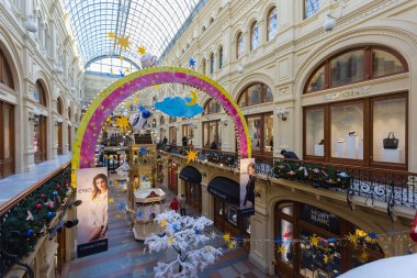 Moskova, Rusya - 22 Kasım 2019: Moskova 'da Yeni Yıl ve Noel için Sakız Alışveriş Merkezi Dekorasyonu