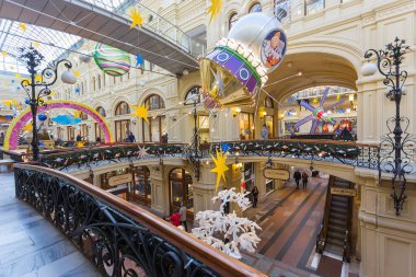 Moskova, Rusya - 22 Kasım 2019: Moskova 'da Yeni Yıl ve Noel için Sakız Alışveriş Merkezi Dekorasyonu