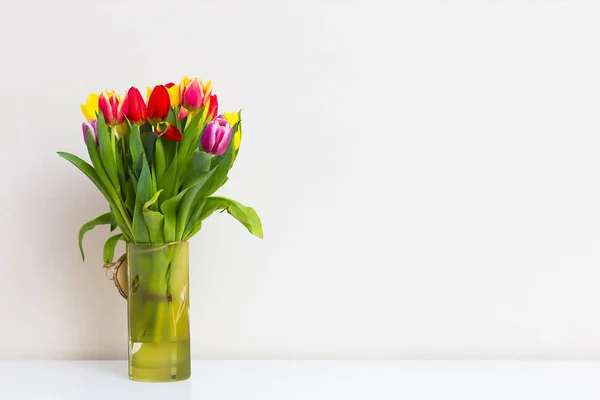 Ramo Tulipanes Jarrón Sobre Fondo Claro — Foto de Stock