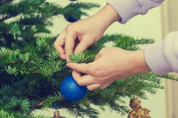 Yeni Yıla Hazırlanmak Noel Ağacını Oyuncaklar Toplarla Süslemek — Stok fotoğraf