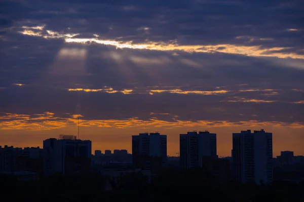 Malebný Východ Slunce Nad Městem Paprsky Přes Mraky — Stock fotografie