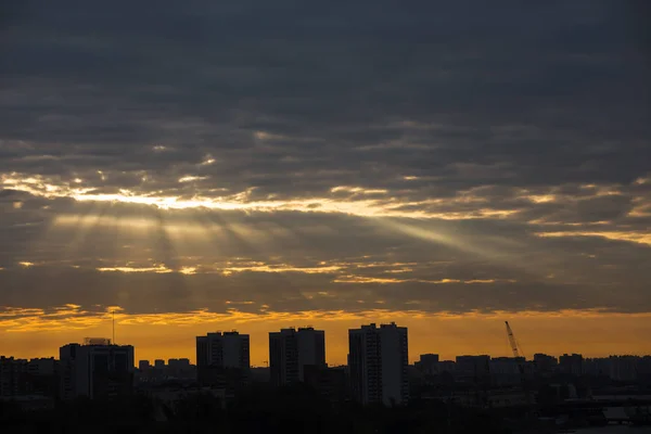 Şehrin Üzerinde Bulutların Arasından Işıldayan Resimli Bir Gün Doğumu — Stok fotoğraf
