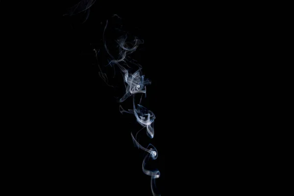 Siyah Arka Planda Sigara Içmek Havada Girdaplar Olan Soyut Bir — Stok fotoğraf