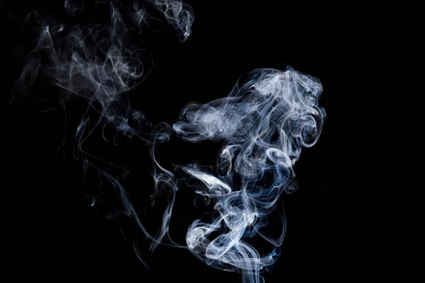 黒い背景の煙 空気中の渦と抽象的な写真 — ストック写真