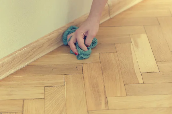 Een Vrouw Die Het Huis Schoonmaakt Vloer Wast Een Doek — Stockfoto