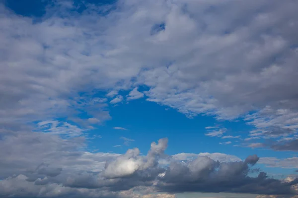 Vita Strukturerade Moln Azurblå Himmel Kontrasterande Sommar Naturlig Bakgrund — Stockfoto