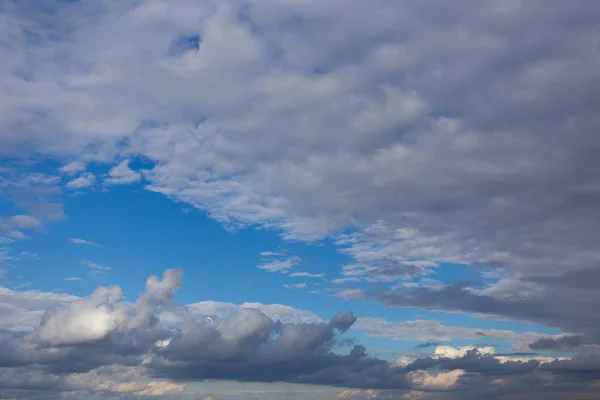 Vita Strukturerade Moln Azurblå Himmel Kontrasterande Sommar Naturlig Bakgrund — Stockfoto