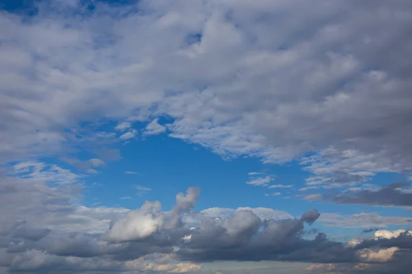 Vita Strukturerade Moln Azurblå Himmel Kontrasterande Sommar Naturlig Bakgrund — Stockfoto