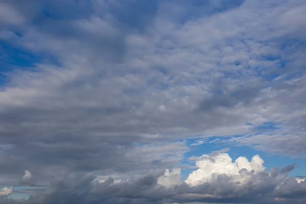 Nuvole Bianche Strutturate Cielo Azzurro Sfondo Naturale Estivo Contrastante — Foto stock gratuita