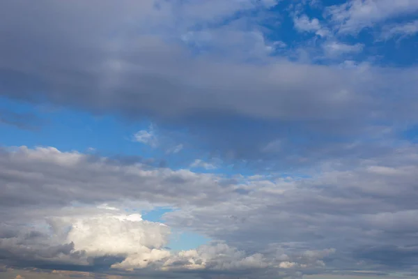 Gökyüzünde Beyaz Desenli Bulutlar Yaz Mevsiminin Doğal Arka Planına Zıt — Stok fotoğraf