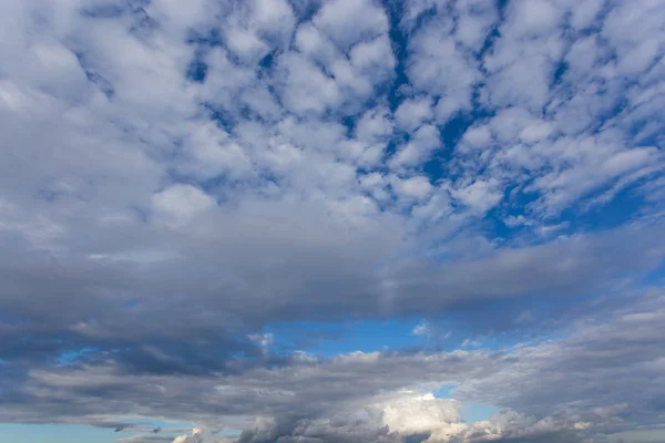 Белые Текстурированные Облака Лазурном Небе Контрастный Летний Естественный Фон — стоковое фото