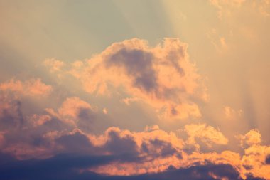 Güneş bulutların içinde akşam gökyüzünde güneş, İtalya 'da günbatımı