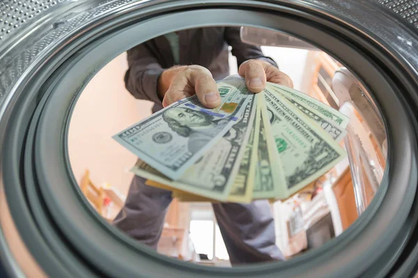 Muž Hodí Peníze Pračky Konceptu Nelegálního Podnikání Praní Špinavých Peněz — Stock fotografie