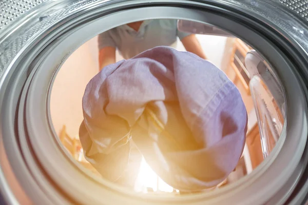 Hombre Una Mujer Lanza Ropa Sucia Lavado Mira Desde Interior — Foto de Stock