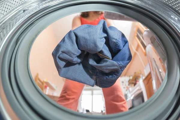 Seorang Pria Atau Wanita Melempar Pakaian Kotor Mesin Cuci Melihat — Stok Foto
