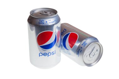 Moskova, Rusya - 2 Aralık 2019: Beyaz arka planda iki alüminyum Pepsi kutusu
