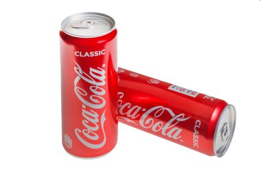 Moskova, Rusya - 2 Aralık 2019: Beyaz arka planda iki alüminyum Coca Cola kutusu