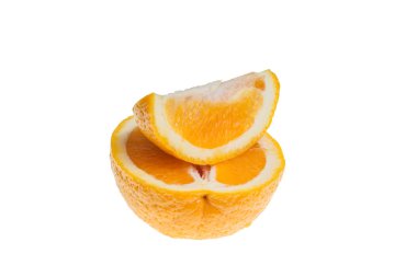 Dilimlenmiş sulu portakal beyaz arka planda izole