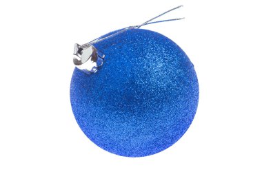 Beyaz arka planda izole edilmiş Noel ağacı oyuncakları, kırmızı top