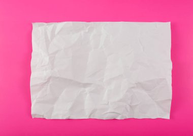 Mor arka planda buruşuk bir kağıt parçası.