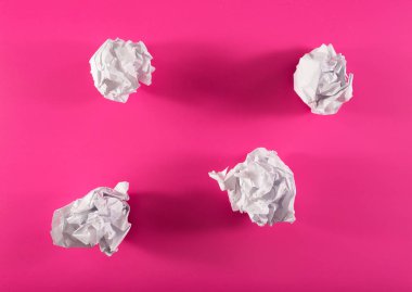 Mor zemin üzerinde buruşmuş top kağıdı.