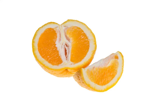 白い背景に隔離されたスライスされたジューシーなオレンジ 柑橘類は有用な微量元素と自然医師の源です — ストック写真