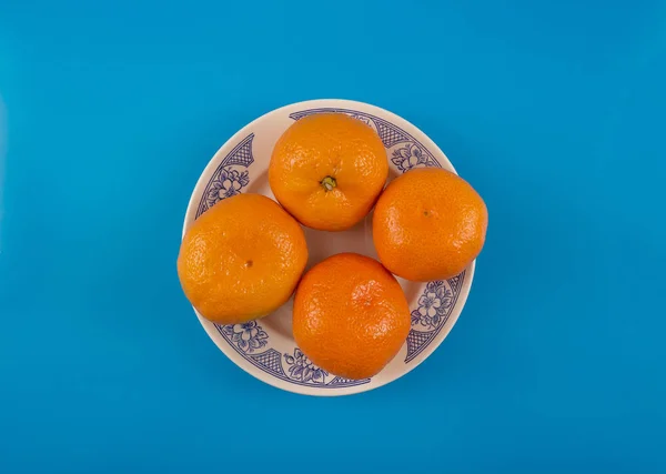 Bright Suculent Mandarină Fundal Albastru Placă — Fotografie, imagine de stoc