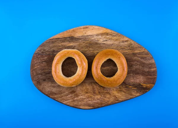 Bagel Russi Fritti Uno Sfondo Legno Blu — Foto Stock