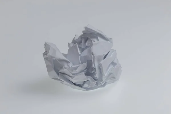 Egy Gombolyag Összegyűrt Irodai Papír Könnyű Háttérrel Koncepció Hógolyó Vagy — Stock Fotó