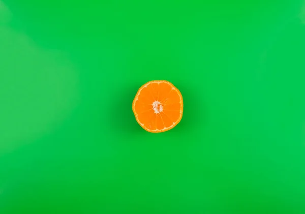Mandarina Rodajas Sobre Fondo Coloreado Fruta Naranja Sobre Verde —  Fotos de Stock