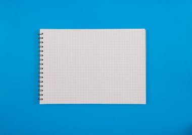 Renkli arkaplan, üst görünüm, yazı için alanı olan iş arkaplanı, merkezde kopyalama alanı, mavi arkaplan üzerine işaretlenmiş Notepad
