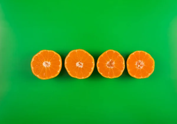 Нарезанный Мандарин Цветном Фоне Апельсиновые Фрукты Зеленом — стоковое фото