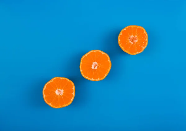 Нарезанный Мандарин Цветном Фоне Апельсиновые Фрукты Синем — стоковое фото
